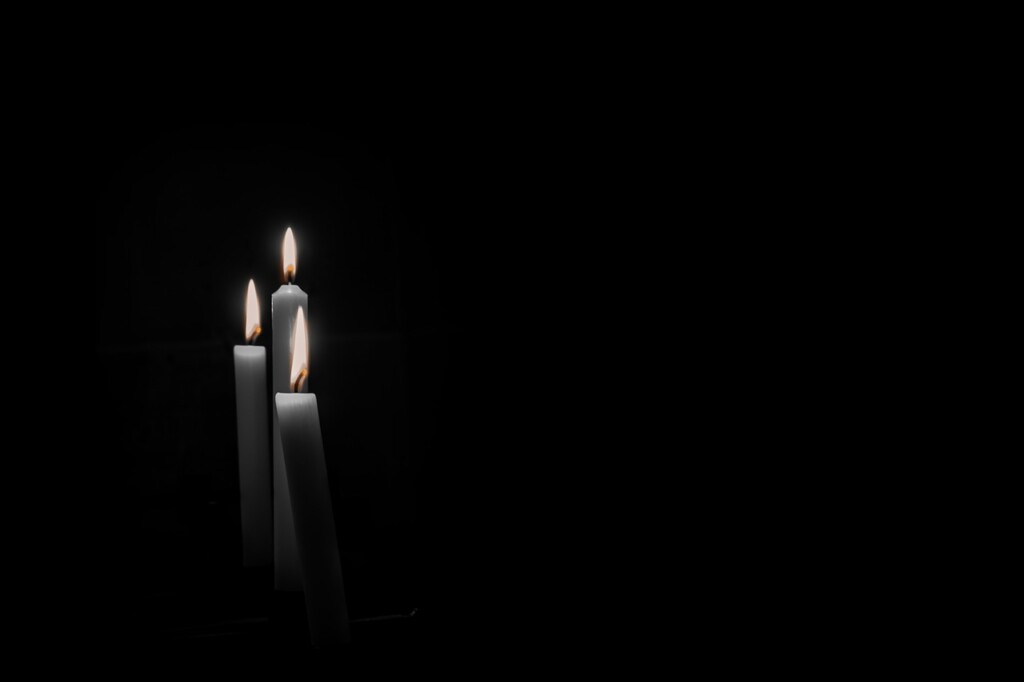 Kerzen vor schwarzem Hintergrund