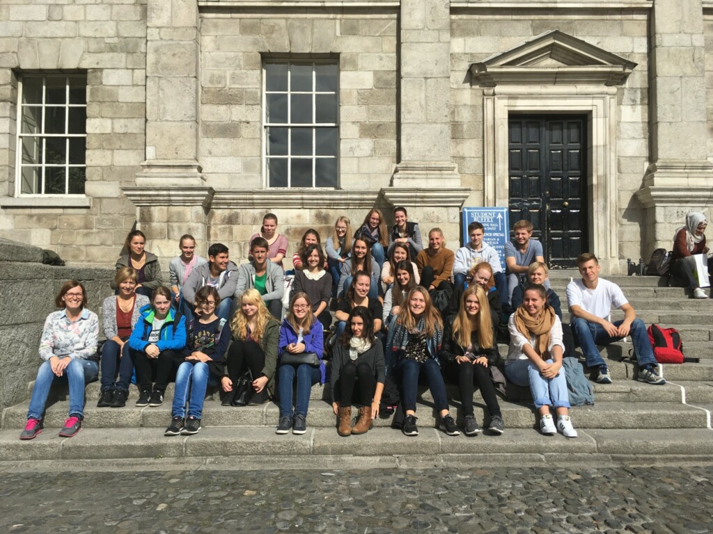 Schüler im Trinity College vor der Mensa