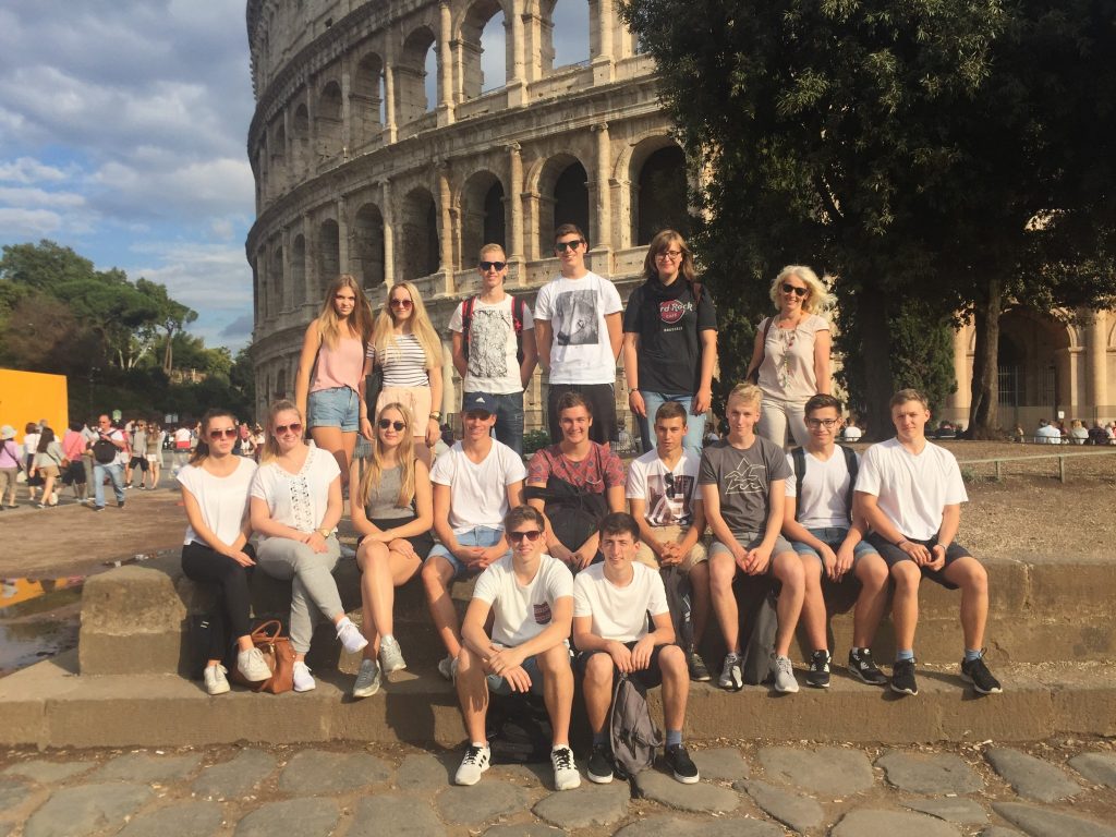Schüler vor dem Kolosseum