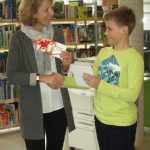 Anne Kirchhoff überreicht dem Sieger Janne Herbrig (6d) einen Büchergutschein