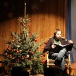 Lars Mayr mit einem Weihnachtsbaum