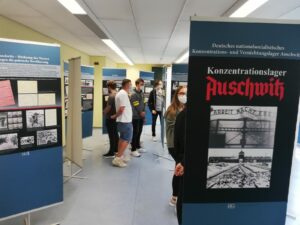 Ausstellung „German Nazi Death Camp Konzentrationslager Auschwitz“ am Carl-Laemmle-Gymnasium Laupheim