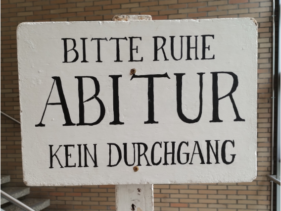 Schild: "Bitte Ruhe Abitur kein Durchgang"
